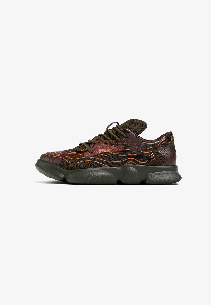 Sneaker con una toma superior marrone e oliva decorata con motivi di fiamma arancione, dettagli testurizzati e una suola in gomma spessa. Design con lacci e collo imbottito.