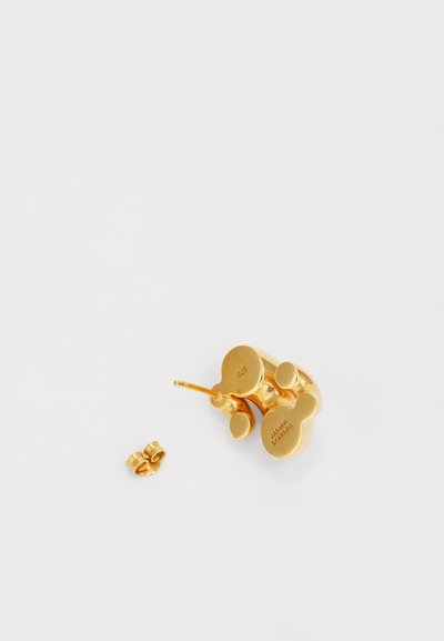 Pendientes de tono dorado con un diseño texturizado, que consiste en un grupo de formas redondeadas y un solo pasador. Marcados con "925" y el nombre del diseñador.