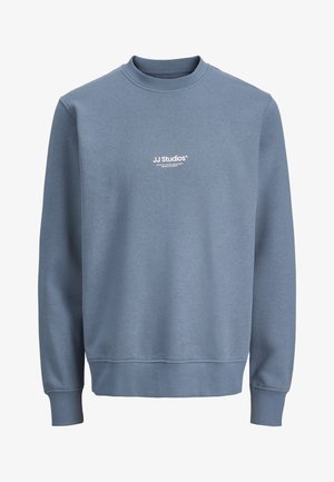 Sudadera azul con cuello redondo, mangas largas y logo blanco "JJ Studios" centrado en el pecho.