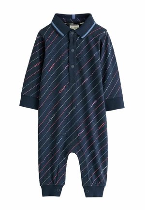 Tmavomodrý detský overal s dlhými rukávmi, golierom, gombíkovou légou, diagonálnymi pruhmi a textovým vzorom "Ted Baker" v červenej a bielej farbe.