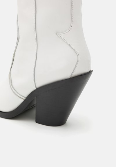 David Koma ANKLE LENGTH METAL NOSE - Kõrge kontsaga poolsaapad - white