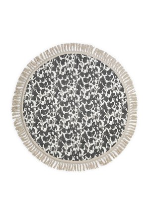 Rundt tæppe med sort-hvid leopardprintmønster og beige frynser langs kanten på hvid baggrund.