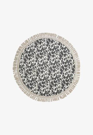 Rundt tæppe med sort-hvid leopardprintmønster og beige frynser langs kanten på hvid baggrund.