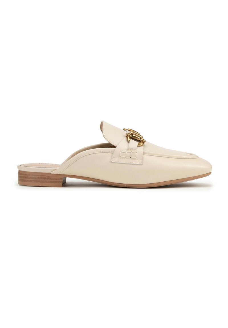 Mule in pelle beige con punta affusolata, hardware decorativo in oro e tacco basso in legno. Texture liscia con una leggera lucentezza.