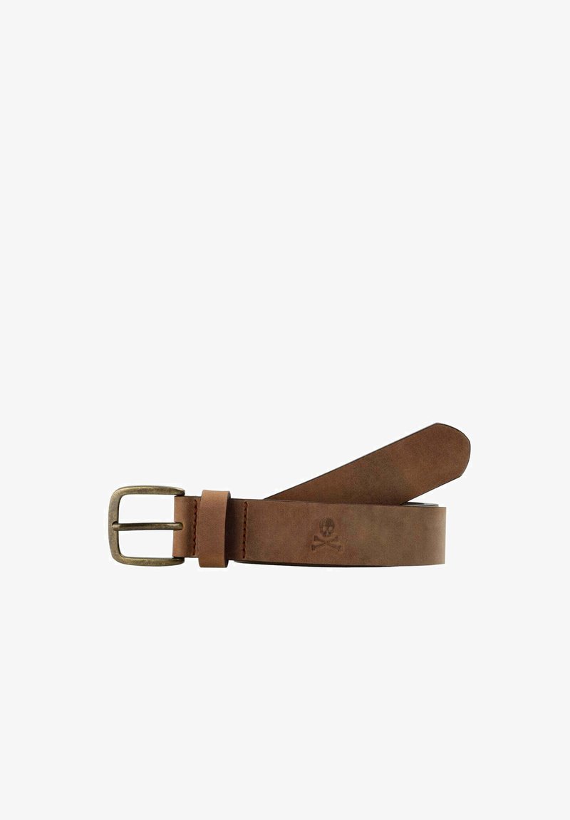 Ceinture en cuir marron avec boucle en laiton et un petit détail en relief d'un crâne et des os croisés près de l'extrémité.