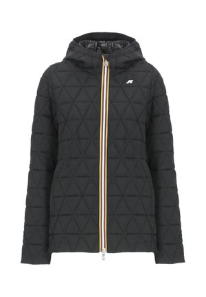 Giacca nera trapuntata con motivo triangolare, cerniera bianca con accenti gialli e arancioni e cappuccio per maggiore calore.