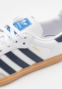 adidas Originals SAMBA UNISEX - Tenisice - footwear white/collegiate navy
