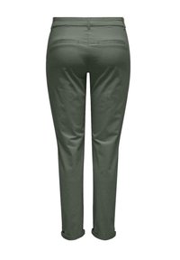 Pantaloni di cotone verdi con vestibilità affusolata, dotati di due tasche posteriori, orli arrotolati e una texture liscia. Design del girovita classico.