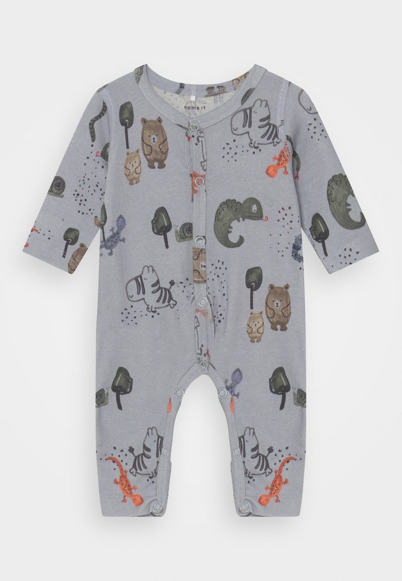 Macacão cinza de mangas longas com estampados de animais, incluindo ursos e lagartos. Feito de tecido suave, com fechos de botão de pressão na frente e nas pernas.