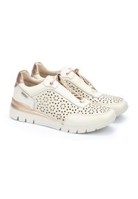 Baskets légères en cuir crème perforé, avec une touche dorée, bout rond et lacets élastiques pour un ajustement modulable.