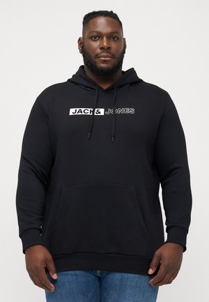 Schwarzer Hoodie aus Baumwolle mit einer Fronttasche, auf der der Markenname "JACK & JONES" in weißem Text über der Brust zu sehen ist.