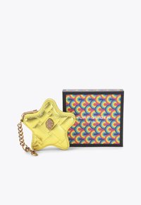 Portafoglio a forma di stella in metallo dorato con motivo trapuntato e attacco a catena, accanto a una scatola regalo colorata e decorata.
