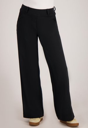 Zwarte broek met brede pijpen van een gladde stof, voorzien van een klassieke tailleband en steekzakken aan de voorkant, met een strakke, op maat gemaakte pasvorm.