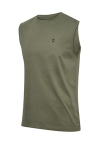 Ärmlös t-shirt i olivgrön färg tillverkad av mjuk bomull, med en klassisk rund halsringning och en liten svart logotyp på bröstet.