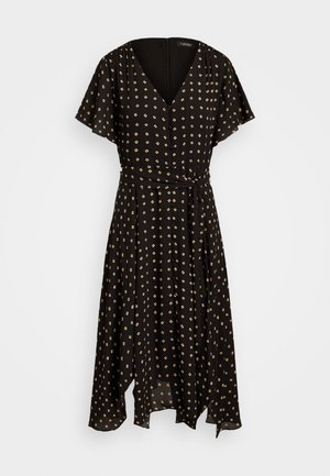 Robe portefeuille midi noire à manches courtes volantées, motif losanges beige, encolure en V et ceinture nouée à la taille.
