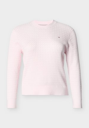 Roze gebreide trui met een textuur van een ruitenpatroon, een ronde halslijn en geribbelde boorden aan de mouwen en zoom. Voorzien van een klein logo op de borst.