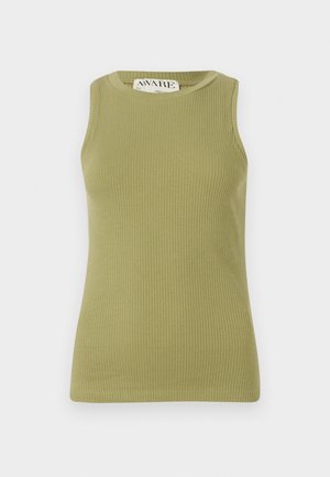 Canottiera verde a coste con scollatura rotonda e senza maniche. Il tessuto presenta un motivo testurizzato con una silhouette aderente.