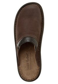 Brun læder slip-on sko med rund tå, sort læderdetalje og polstret indersål. Har synlig syning og branding indeni.