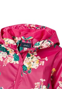 Giacca impermeabile rosa con motivo floreale, cappuccio foderato in pile e chiusura con zip. Presenta un'etichetta logo prominente e un accento di nastro colorato.