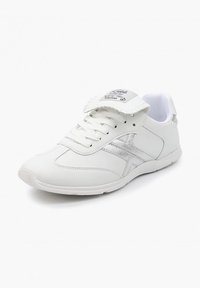 Witte sneaker van synthetisch materiaal met een gladde textuur, voorzien van zilveren accenten, een vetersluiting en een platte rubberen zool.