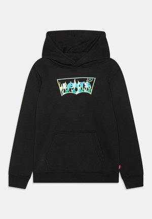 Czarna bluza z kapturem z kieszenią kangurzą, z błyszczącym logo Levi's otoczonym niebieskimi i pomarańczowymi płomieniami. Mieszanka bawełny, ściągacze na rękawach.