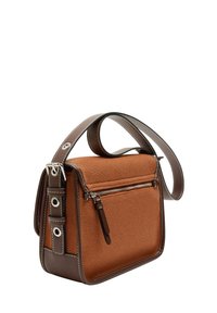 Brązowa torba na ramię z teksturowanym pomarańczowym korpusem, kremowym ściegem, przednią kieszenią na zamek błyskawiczny oraz regulowanym paskiem.