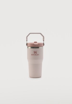 Lyserød isoleret rejsekrus med klaplåg og bære håndtag, med Stanley-logoet i mørkere pink på forsiden.