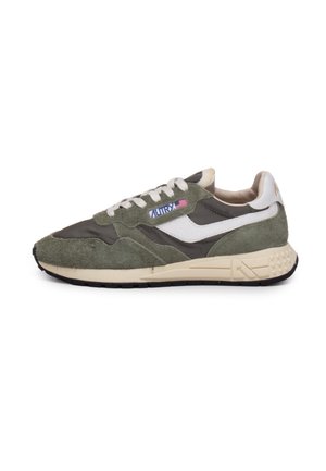 Scarpa da ginnastica in camoscio verde e grigio con striscia bianca, suola crema, lacci bianchi e piccolo logo con bandiera americana vicino ai lacci.