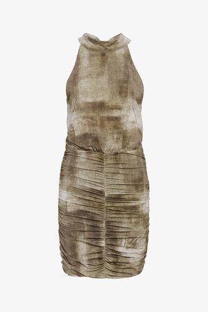 Vestido de alças em tecido verde-oliva e bege, com detalhes drapeados na cintura e uma textura suave com um padrão subtil.