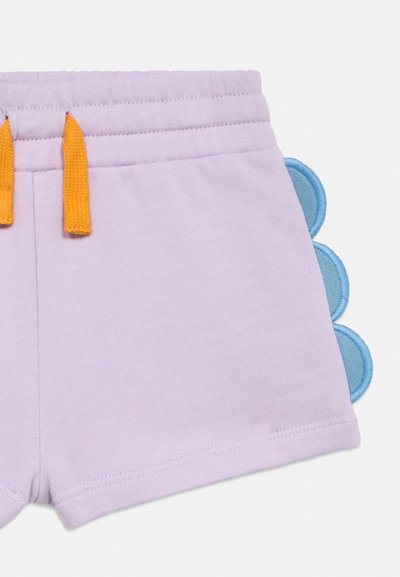 Λιλά σορτς με ελαστική μέση και πορτοκαλί κορδόνια, με κυματιστές μπλε λεπτομέρειες κατά μήκος των πλευρών. Μαλακό βαμβακερό υλικό.