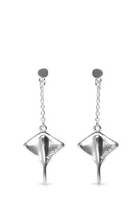 Pendientes de plata con diseño de mantarraya, acabado brillante, colgando de una cadena, que muestran formas geométricas y texturas sutiles.