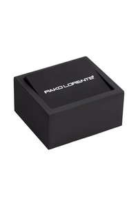 Czarny prostokątny pudełko na prezent o matowym wykończeniu. Posiada wypukłą pokrywkę z białym logo "PAKO LORENTE" na górze. Prosty i elegancki design.