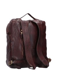 Zaino in pelle marrone con superficie texture, dotato di spallacci regolabili, manico superiore e scomparto con zip frontalmente.