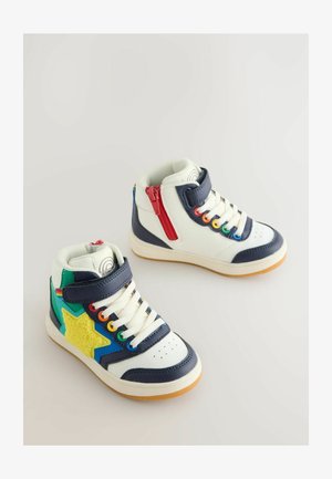 Visoke tenisice s bijelom kožnom podlogom, mornarsko plavim detaljima, višebojnom pertlanjem, žutim dizajnom zvijezde i crvenim detaljem na patentnom zatvaraču.