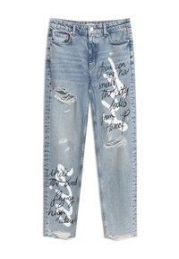 Hellblaue, ausgebleichte Jeans aus Denim mit Rissen, versehen mit schwarz-weißen Texten und Akzenten an den Beinen. Klassisches Fünf-Taschen-Design.