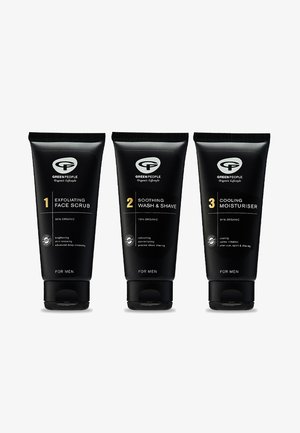 Drei schwarze Tuben mit Drehverschluss, nummeriert 1-3: Peeling-Gesichtscreme, Beruhigendes Wasch- und Rasiergel sowie Kühlende Feuchtigkeitscreme. Jede Tube zeigt den Anteil an Bio-Inhaltsstoffen an.