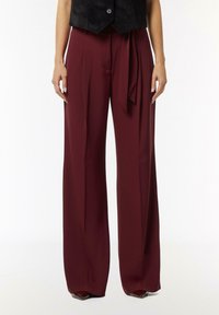 comma MIT BINDEGÜRTEL - Trousers - bordeaux