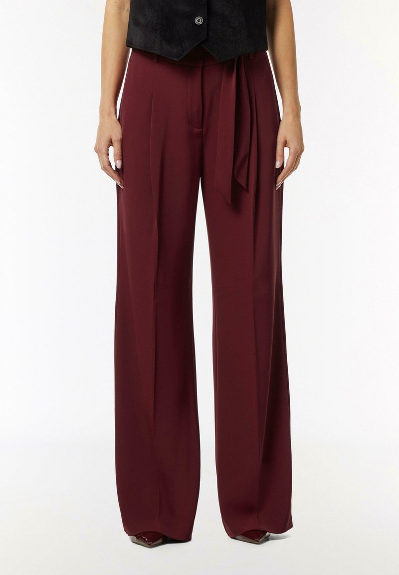 comma MIT BINDEGÜRTEL - Trousers - bordeaux