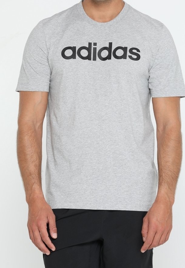 Šedé bavlněné tričko s velkým černým logem "adidas" na hrudi. Klasický design s kulatým výstřihem a krátkými rukávy.