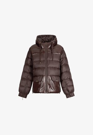 Chaqueta de plumas marrón con un acabado brillante, que cuenta con capucha, cierre frontal con cremallera, puños elásticos, dos bolsillos frontales y detalles con cordones.