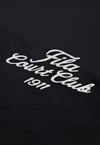 Tissu noir avec un texte manuscrit blanc imprimé à la surface indiquant "Fila Court Club 1911".