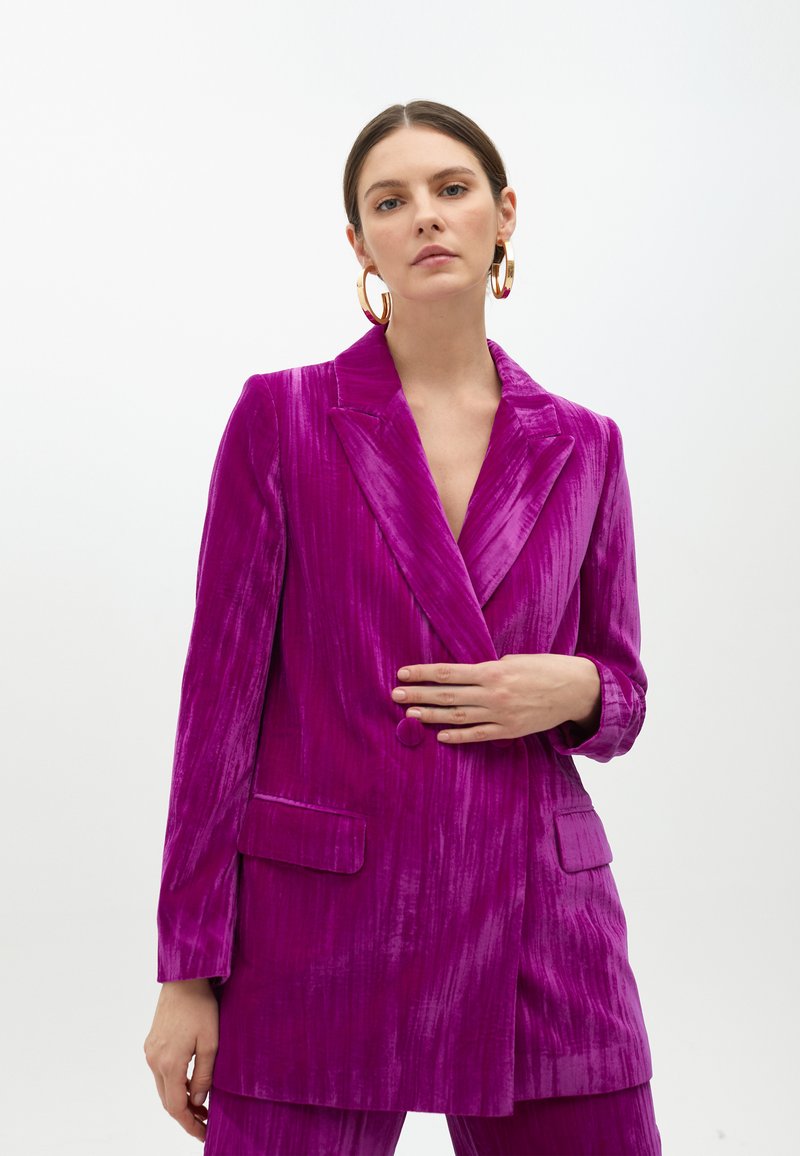 Fuchsia sammet blazer med texturerad yta, spetsiga slag, enkel knäppning och två framfickor. Moderna och strukturerad design.