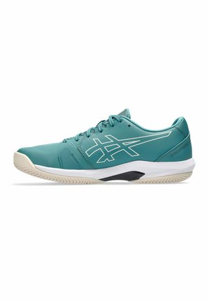 Teal lage ASICS sportschoen met wit logo, witte zool, zwarte voetboogsteun en veters op een witte achtergrond.