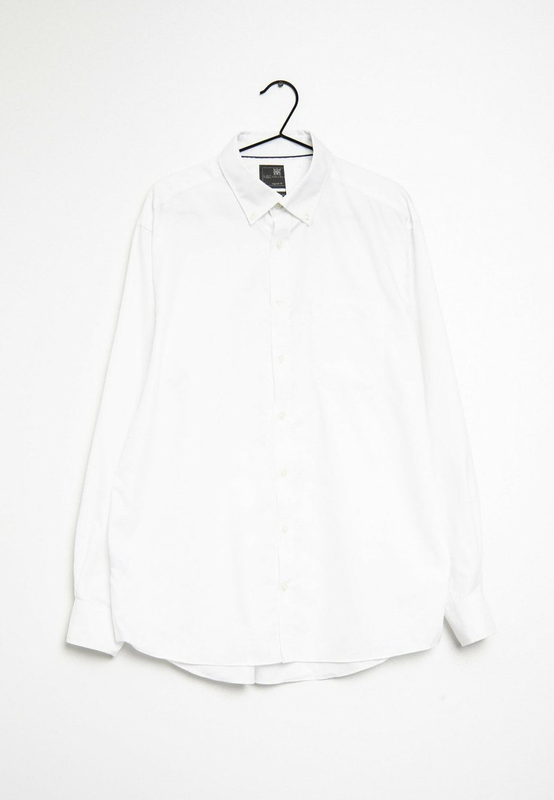 Biała, długa koszula z długim rękawem zawieszona na czarnym wieszaku. Posiada wyłogi, kieszonkę z przodu oraz miękką, gładką tkaninę.