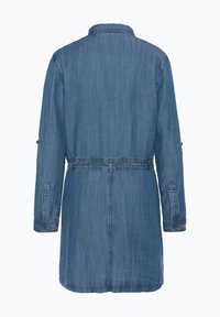 Blaue Jeansjacke mit tailliertem Schnitt, langen Ärmeln und Kragen. Glatte Textur mit einem Rückenbelüftungsschlitz für Bewegungsfreiheit.