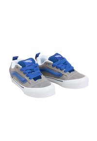 Wildleder- und Textilsneaker in Grau und Blau. Mit blauen Schnürsenkeln, weißer Gummisohle und charakteristischem seitlichem Streifen. Niedrigprofil-Design mit gepolstertem Kragen.