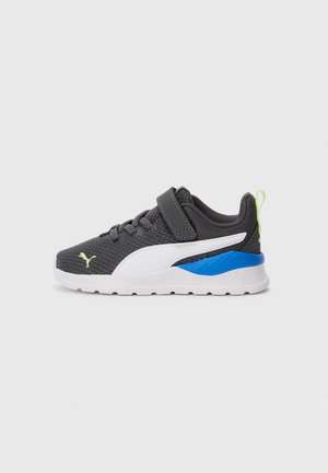 Baskets d'athlétisme pour enfants en noir et blanc avec accent bleu, logo vert citron et tirette, tige en mesh, lacets et fermeture à sangle auto-agrippante.