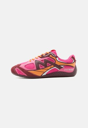 Różowo-pomarańczowy sportowy but z bordowymi akcentami, panelami z siateczki i logo "Steve Madden" z boku, przedstawiony z profilu.