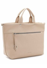 Sac fourre-tout en cuir beige avec surface texturée, poignées doubles, poche zippée à l'avant et fermeture à pression. Présente des accents métalliques sur les côtés.