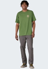 Patagonia M'S UNITY FITZ RESPONSIBILI-TEE - Camiseta estampada - terrain green